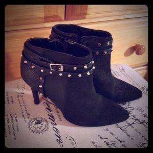 Jennifer Lopez black booties